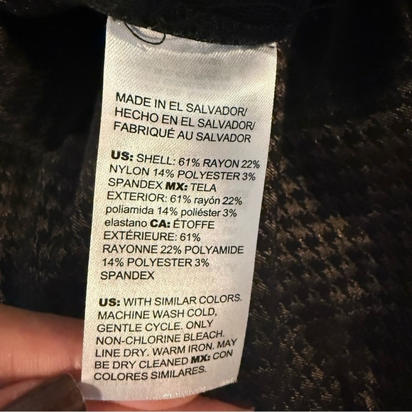 Chico's So Slimming Brigitte
Metallic Tiles Ankle Pant, Chicos Size: 3R - Picture 13 of 14